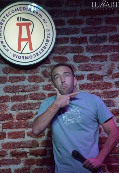 Andres Collela en Taburete Club de Comedia