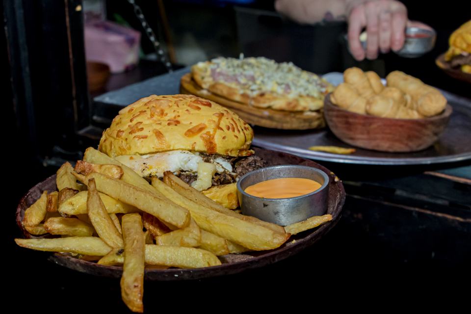 Hamburguesa con papas fritas y salsa