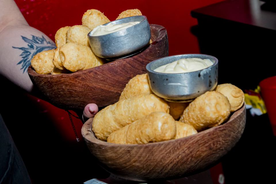 Dos fuentes de tequeños con salsa